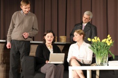 Das Ehepaar Michel (Thomas Krieger) und Véronique (Sabine Drees) Houillé empfängt das Ehepaar Annette (Gerlinde Stolz) und Alain (Marc Weitkowitz) Reille, um über eine Prügelei der beiden Söhne Bruno und Ferdinand zu diskutieren.