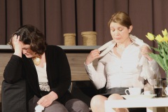 Véronique (Sabine Drees) ist über das Verhalten ihres Mannes entsetzt. Annette (Gerlinde Stolz) versucht, sie zu beruhigen.
