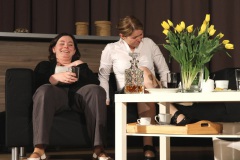 Véronique (Sabine Drees) und Annette (Gerlinde Stolz) bekommen einen Lachanfall.