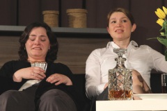 Über diese hilflosen Versuche können die beiden Frauen (Sabine Drees und Gerlinde Stolz) nur lachen.
