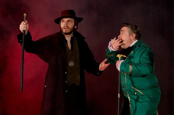 Van Helsing erschreckt Dr. Seward (v. l. n. r.: Florian Wittbold und Oliver Schürmann)