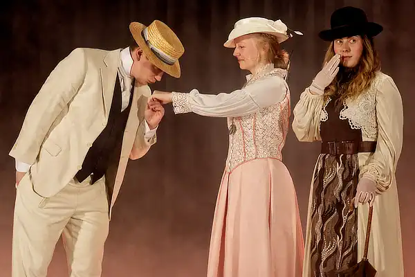 Jonathan begrüßt Mina und Lucy (v. l. n. r.: Felix von der Heide, Elena Marie Drebber und Johanna Berg)